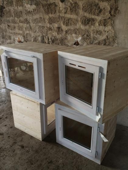 Cadres bois préfabriqués pour ouvertures dans mur en pisé - chantier