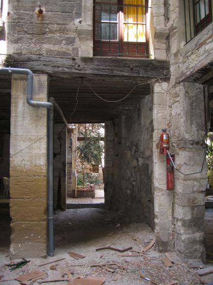 Débarras entre cour avant et cour arrière - état des lieux