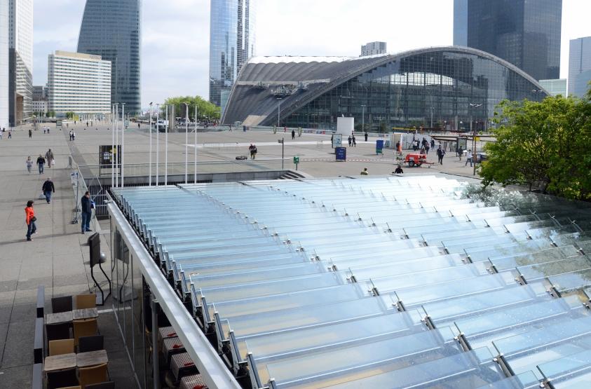 Vue de la balustrade au dessus de la couverture vers le parvis de La Défense ©  