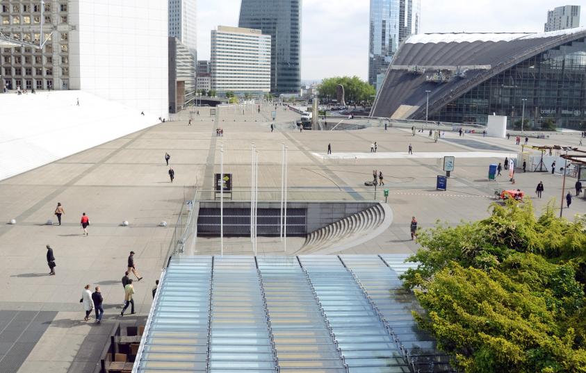 Vue de la balustrade au dessus de la couverture vers le parvis de La Défense ©  