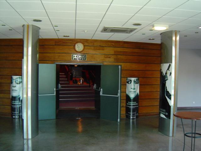 ENTRÉE DANS LA SALLE DE CINEMA