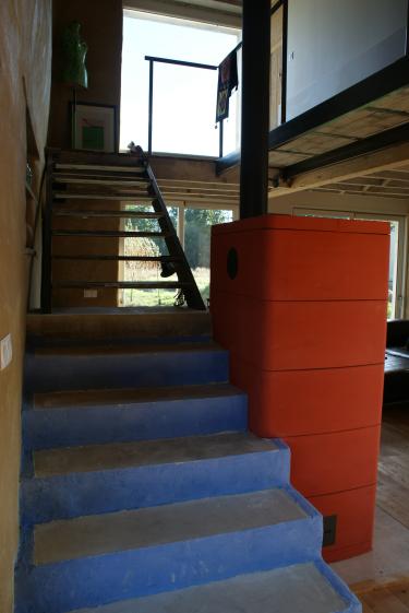 vue de l'intégration de l'escalier et du poêle de masse