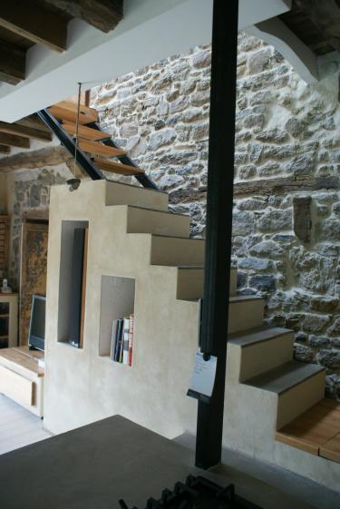 vue de l'escalier depuis la cuisine