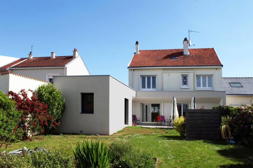 l'extension se développe sur la maison où elle construit un auvent