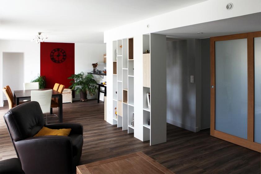le séjour est séparé de l'entrée par une porte à galandage