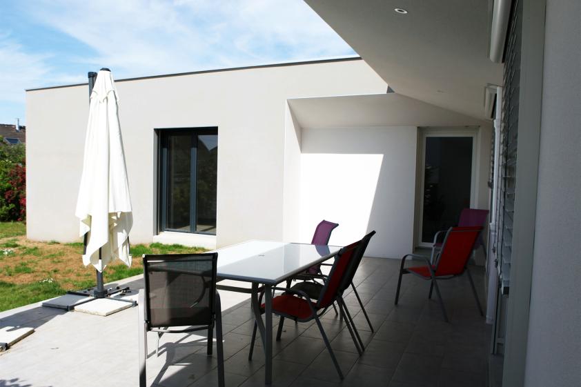 le auvent protège la terrasse du soleil et de la pluie.