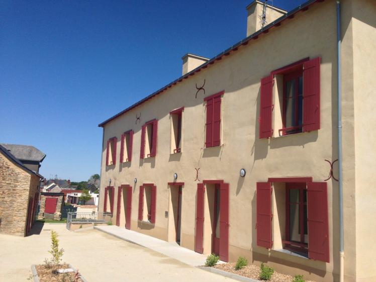 Vue depuis la cour, l'entrée principale et le logement d'urgence