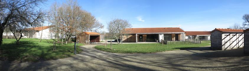 Vue d'ensemble des 4 maisons et des jardins, depuis l'Allée de Clermont