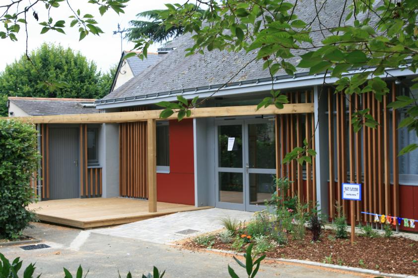 une terrasse, une pergola et un parterre paysagé agrémentent la nouvelle entrée