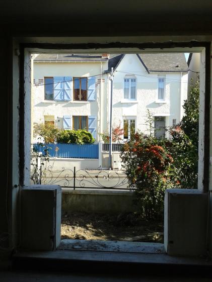 La fenêtre du salon a été déposée et la partie basse démolie pour retrouver la p