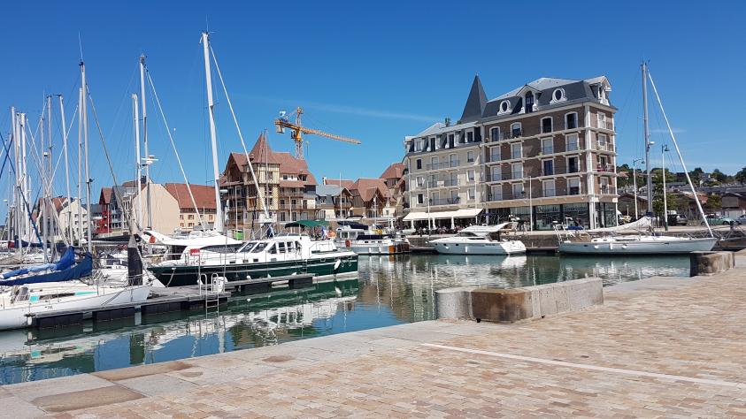 vue des lots C et F depuis le bassin du port de plaisance de Deauville