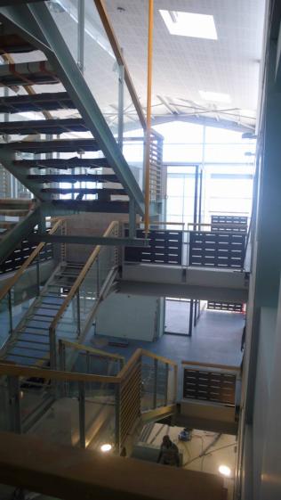 distribution intérieure : un escalier double suspendu dans l'atrium