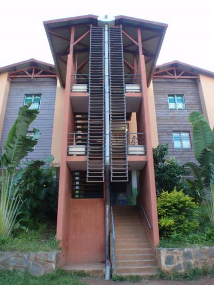 groupe scolaire de Koungou (20 classes) - vue de l'escalier qui dessert 8 classe