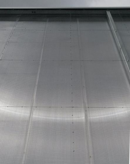 Reflet du polycarbonate VS résille métallique