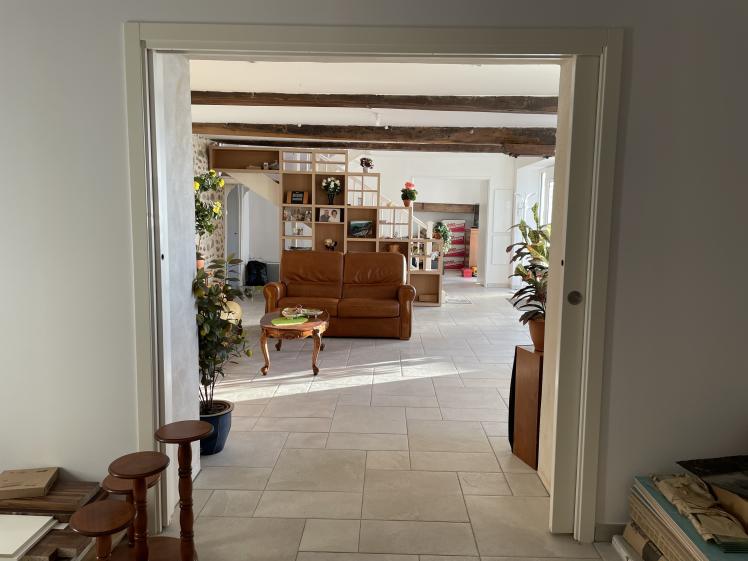 Un salon en deux parties, un espace de réception, un autre plus cosy.