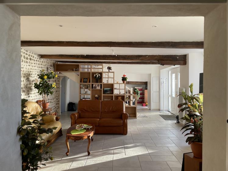 L'escalier existant conservé devient le support d'un meuble de rangement sur mes
