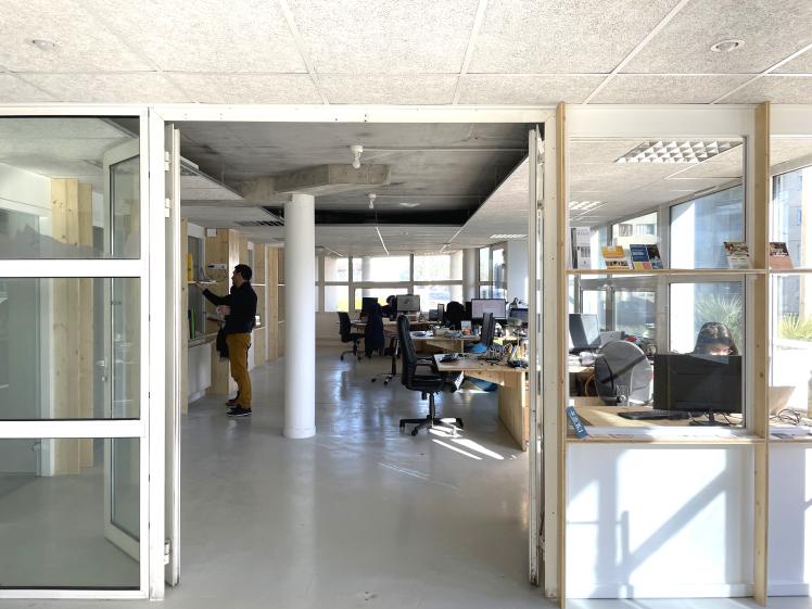 Entre l'espace de coworking et l'espace convivialité.