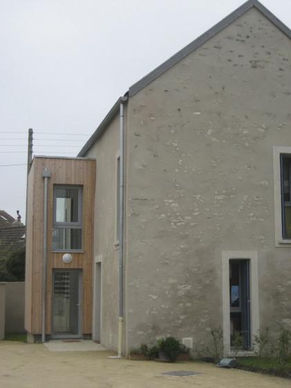 fin de chantier : l'escalier d'accès aux logements - boite en ossature bois