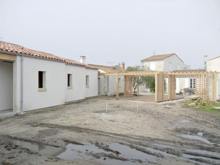 les percements éclairent un passage couvert depuis le carport jusqu'à la maison