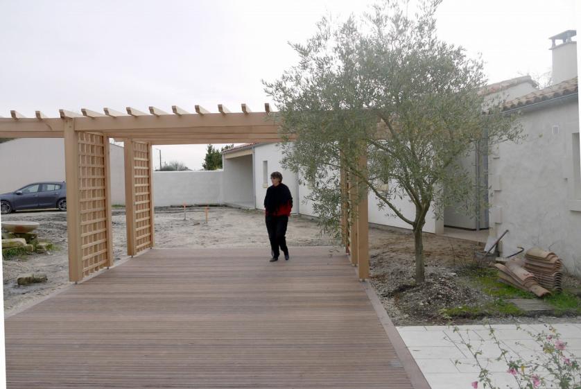 à l'axe la pergola referme le la maison en U