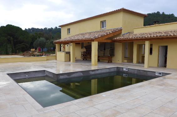 Extension d'une maison inviduelle autour d'une piscine.