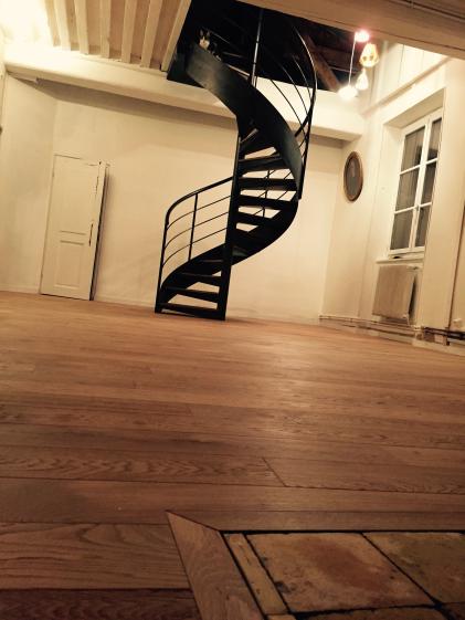 Escalier reliant le séjour aux combles aménagés