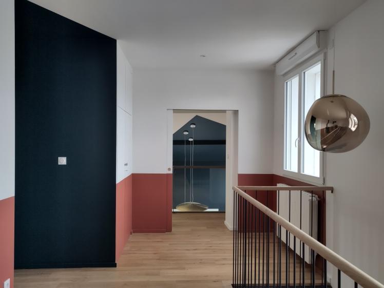 Le dégagement et l'escalier après travaux