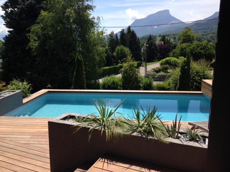 Piscine et terrasse en bois, vue sur les montagnes