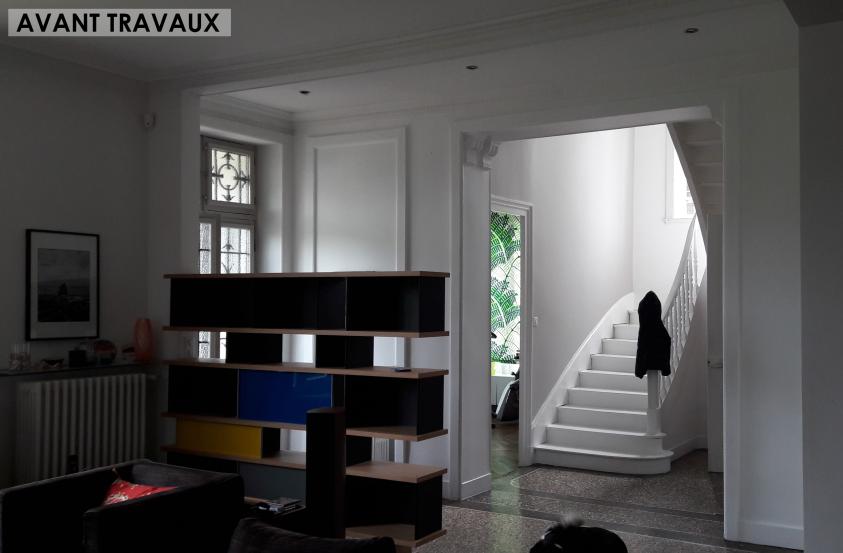 La bibliotheque flottait dans la grande ouverture entre séjour et entree