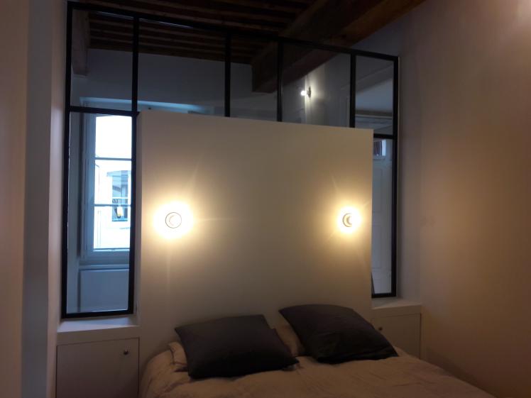 Une verrière entre chambre et bureau qui préserve l'intimité et laisse passer la