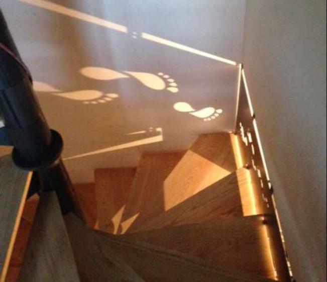 Garde-corps métallique ajouré et la projection de la lumière