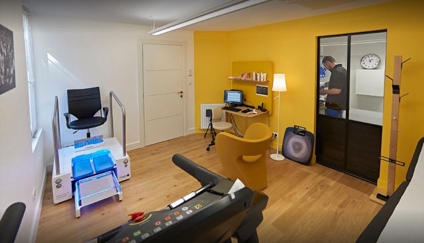Salle de consultation jaune et atelier de préparation des semelles