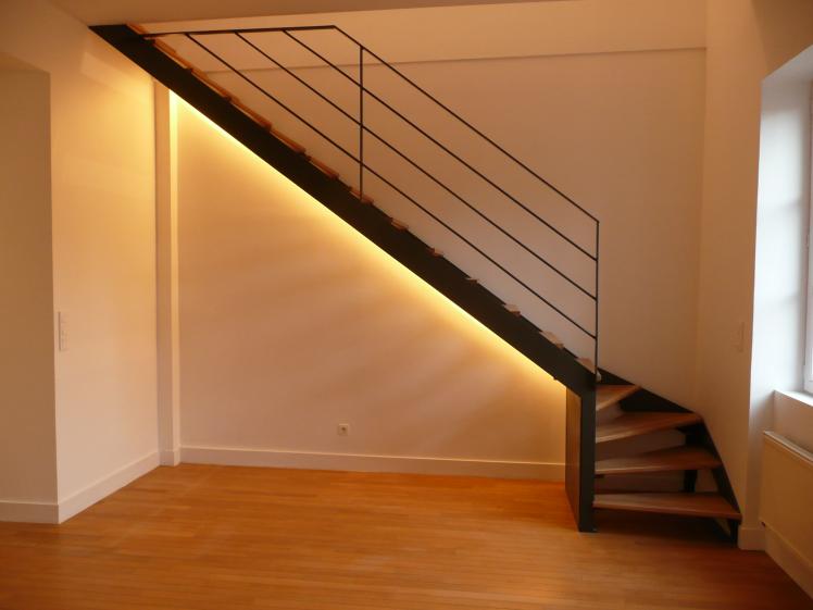 Création d'un escalier d'accès aux combles, dont le design participe à habiller 