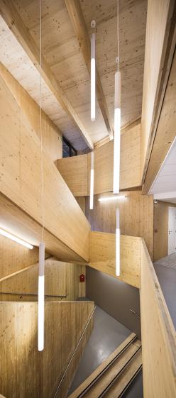 Intérieur : le hall central et son escalier