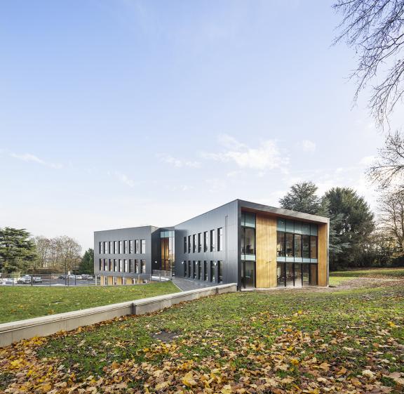 Façade Nord-Ouest : Entrée du bâtiment par la terrasse en bélédère