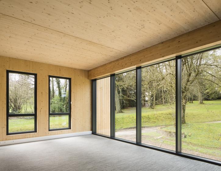 Intérieur : Salle de conseil - Dialogue entre l'intérieur et l'extérieur