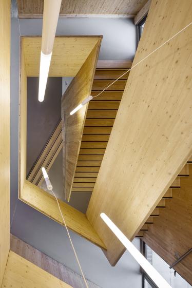 Intérieur : Vue plongeant depuis le palier du R+2 sur le vide de l'escalier