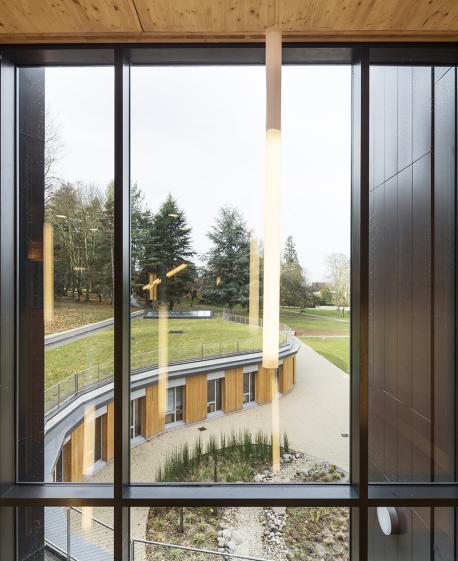 Intérieur : Vue sur le patio et la terrasse en belvédère depuis le hall