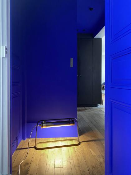 entrée en color block, bleu klein