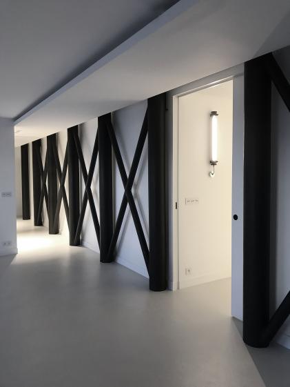 la technique de l'appartement est contenue dans le seul faux plafond présent dans les pièces à vivre