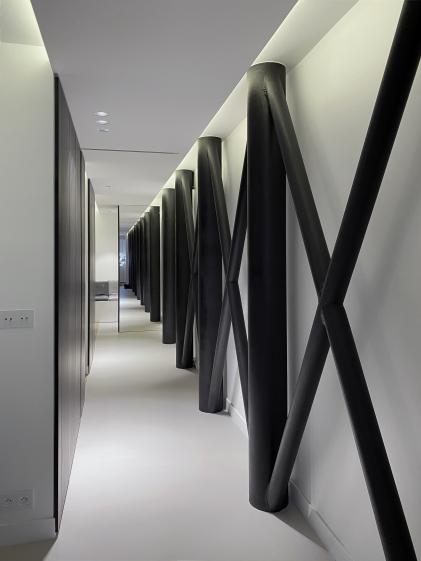 le miroir en fond de couloir permet de multiplier à l'infini le graphisme