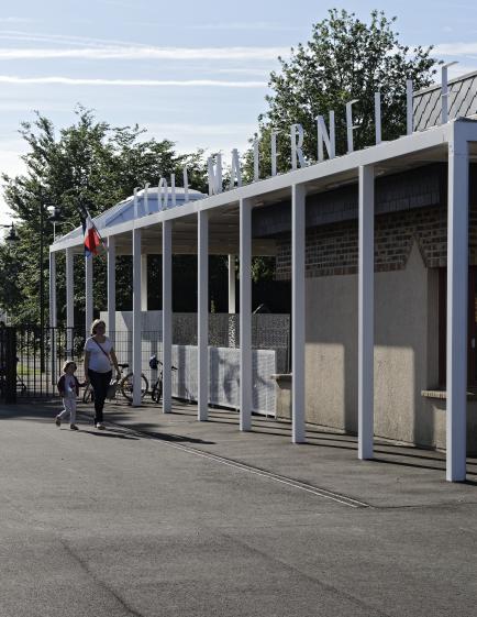 Préau d'entrée - liaison couverte
