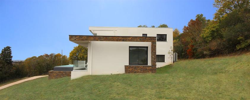 Villa d'exception sur terrain en pente