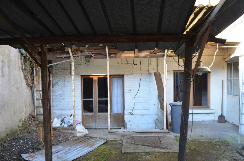 La façade et la cour arrière avant travaux