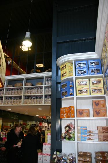 Le monte charges et la verière de la mezzanine