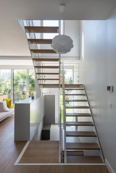Une cage d'escalier ouverte