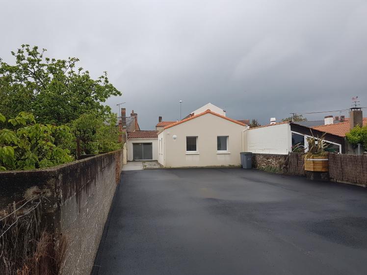 VUE DE L'EXTENSION DEPUIS LE PARKING