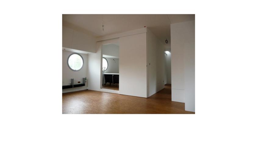 Vue sur la salle de bain et l'espace nuit depuis le séjour