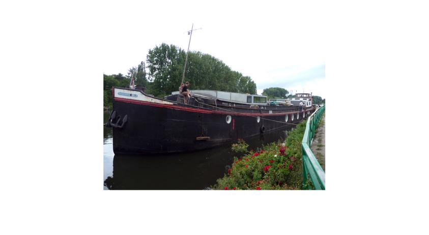 Phase chantier - vue de la péniche depuis l'exterieur