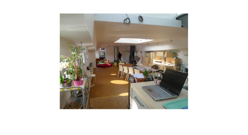 Vue sur le séjour depuis la cuisine